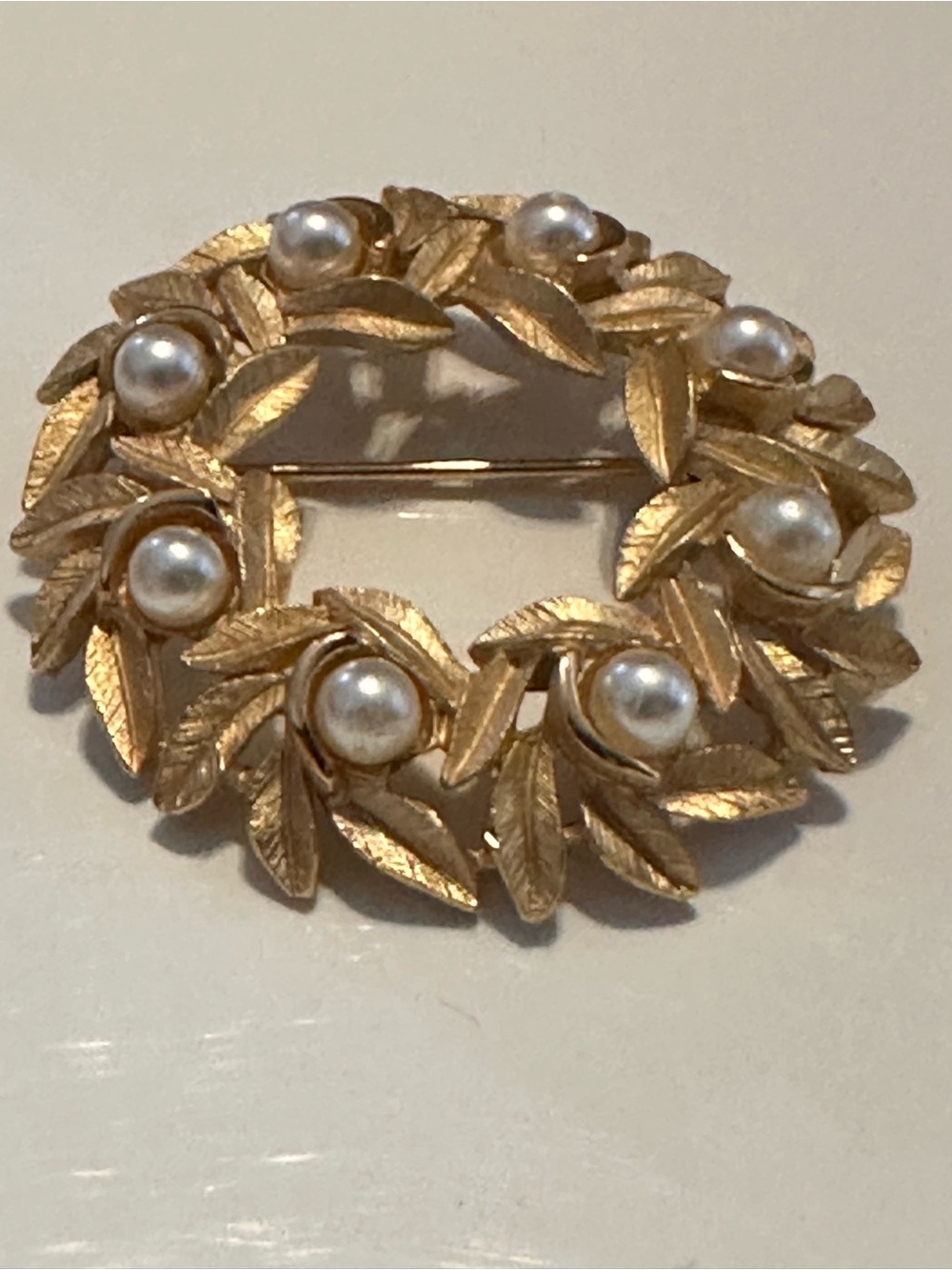 Vintage Avon Gold Tone Pearl Laurel Wreath Brooch - Picture 5 of 7